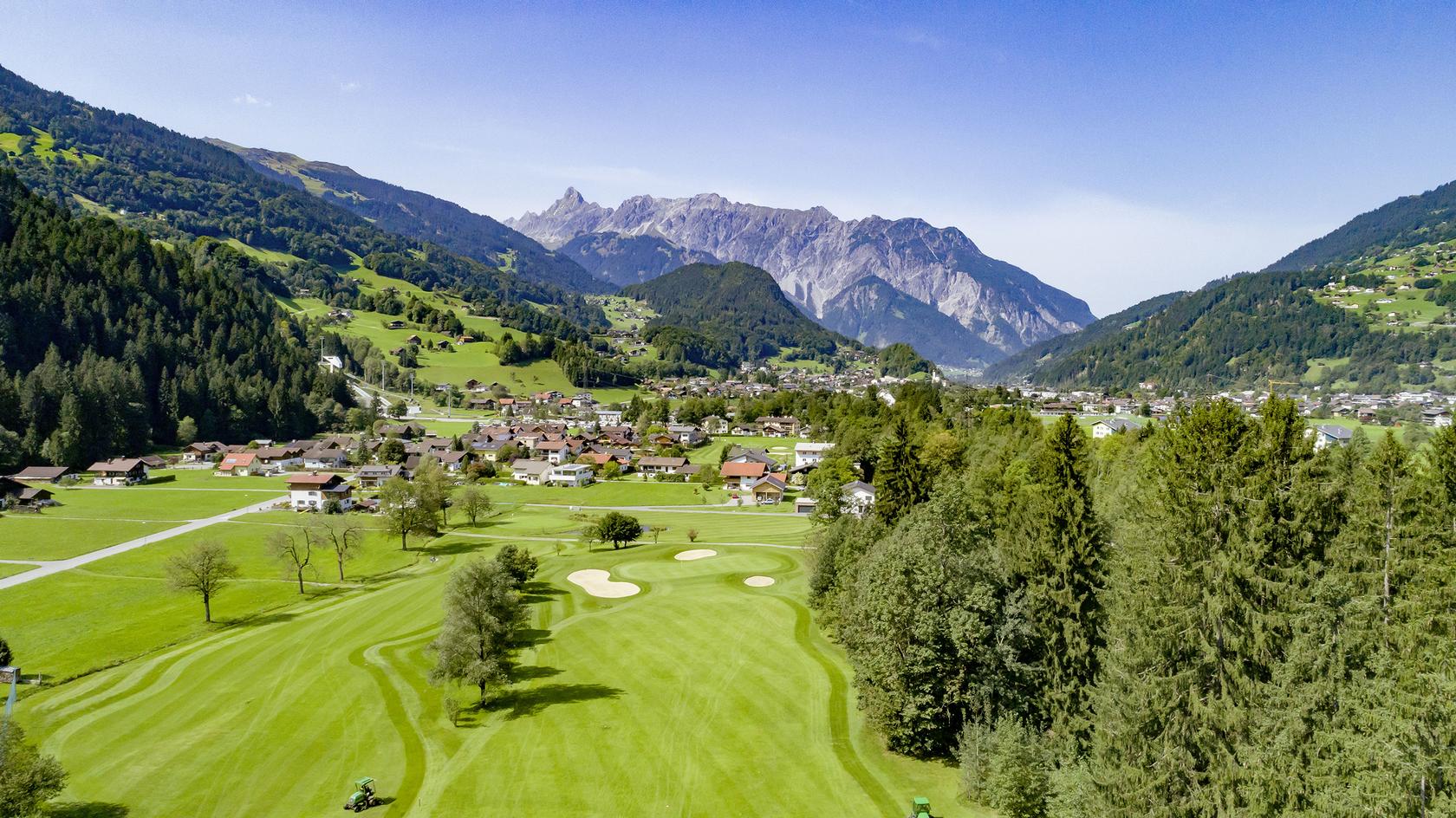 Golfclub Montafon mit Schruns im Hintergrund